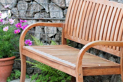 Gartenbank an einer Steinwand